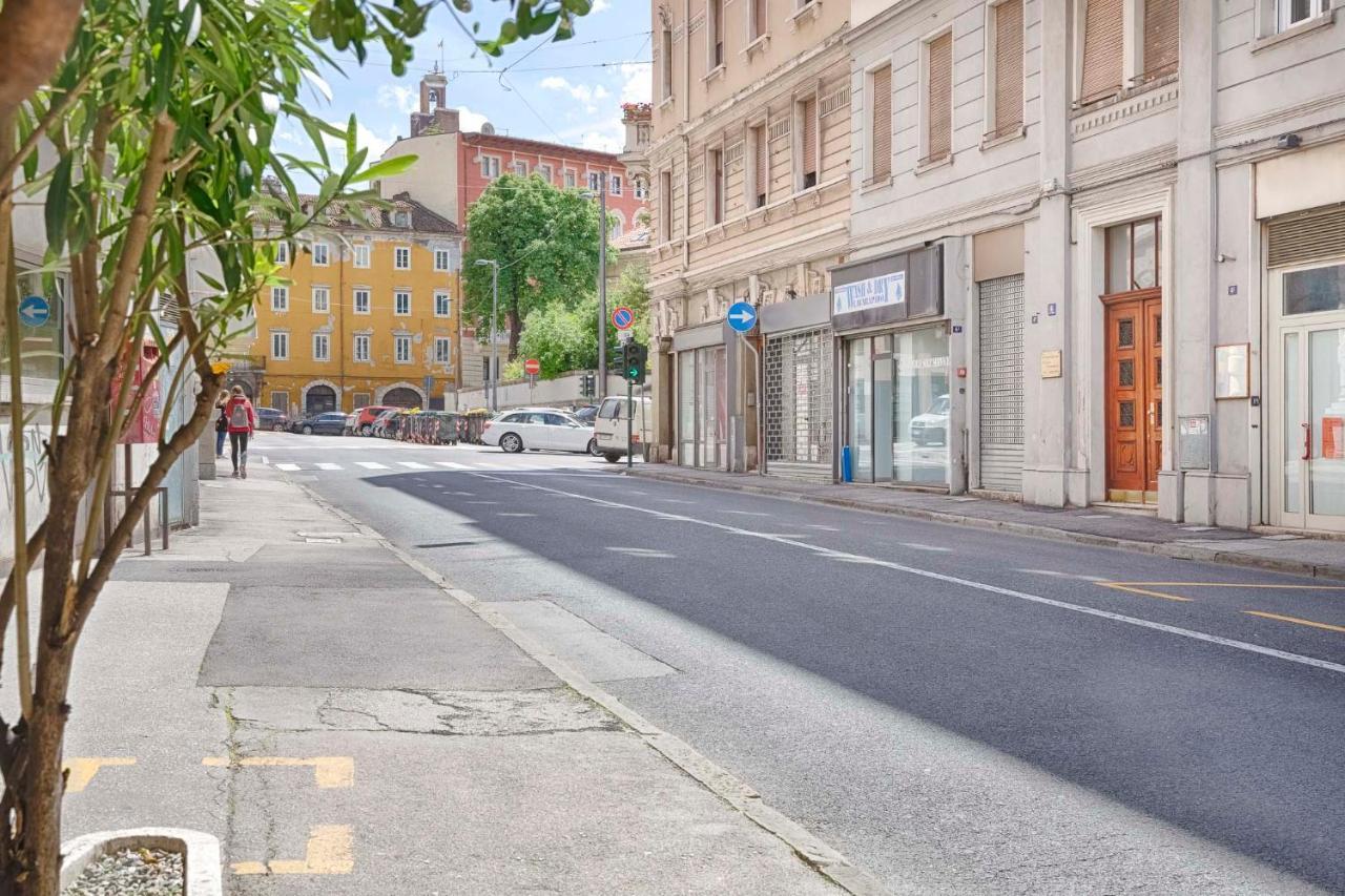 Mihaela Apartment - Charme Near The Station Triest Exterior foto